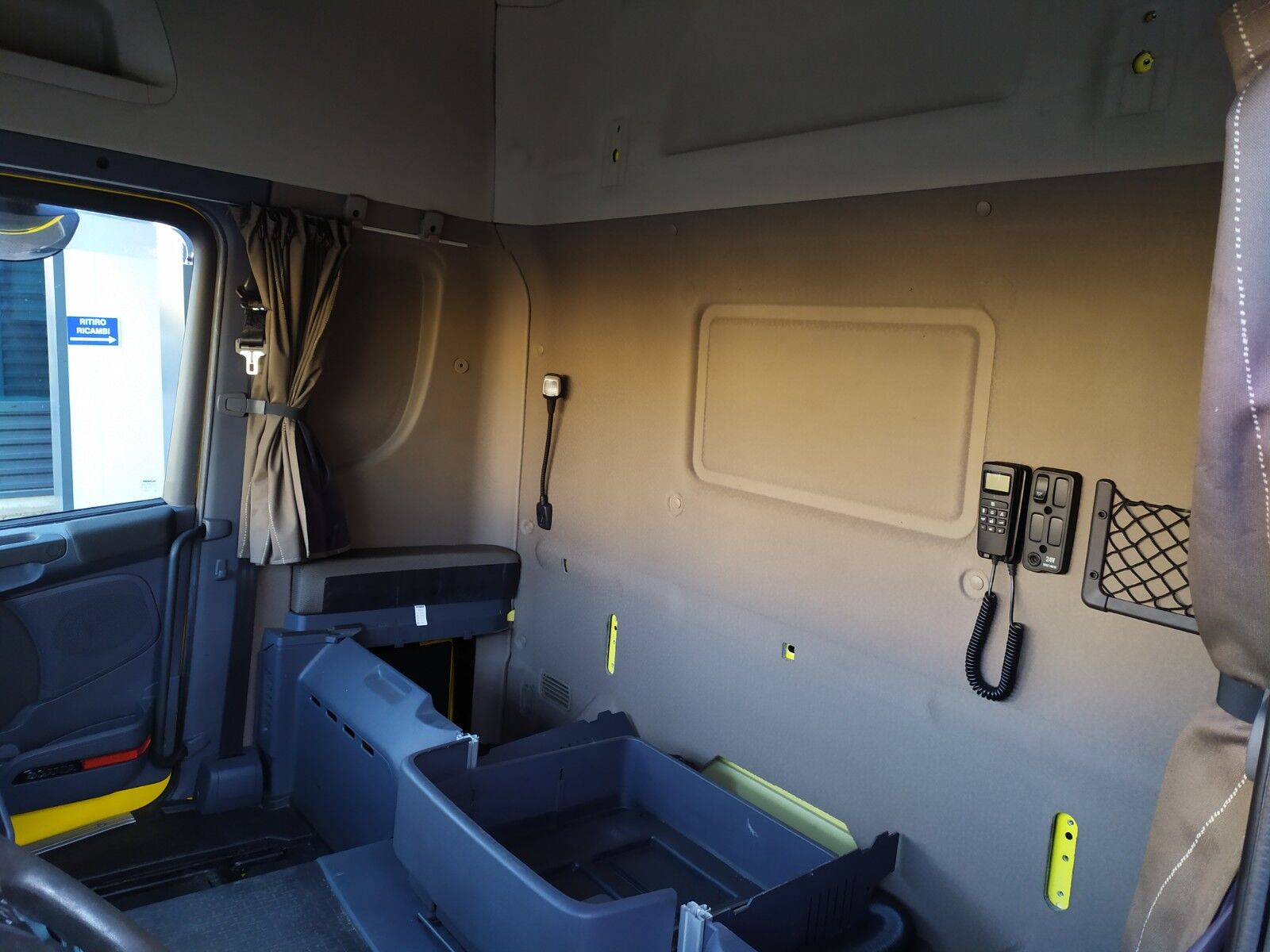 SCANIA TOPLINE version STREAMLINE E6 cabin SCANIA R SERIES - HIGH ROOF truck