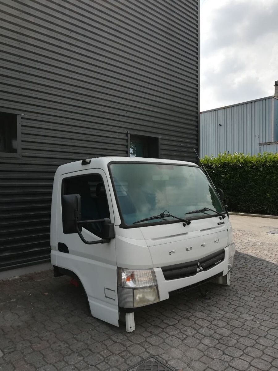 MITSUBISHI LARGE VERSION cabin Mitsubishi Fuso FUSO "C" commercial vehicle - light truck