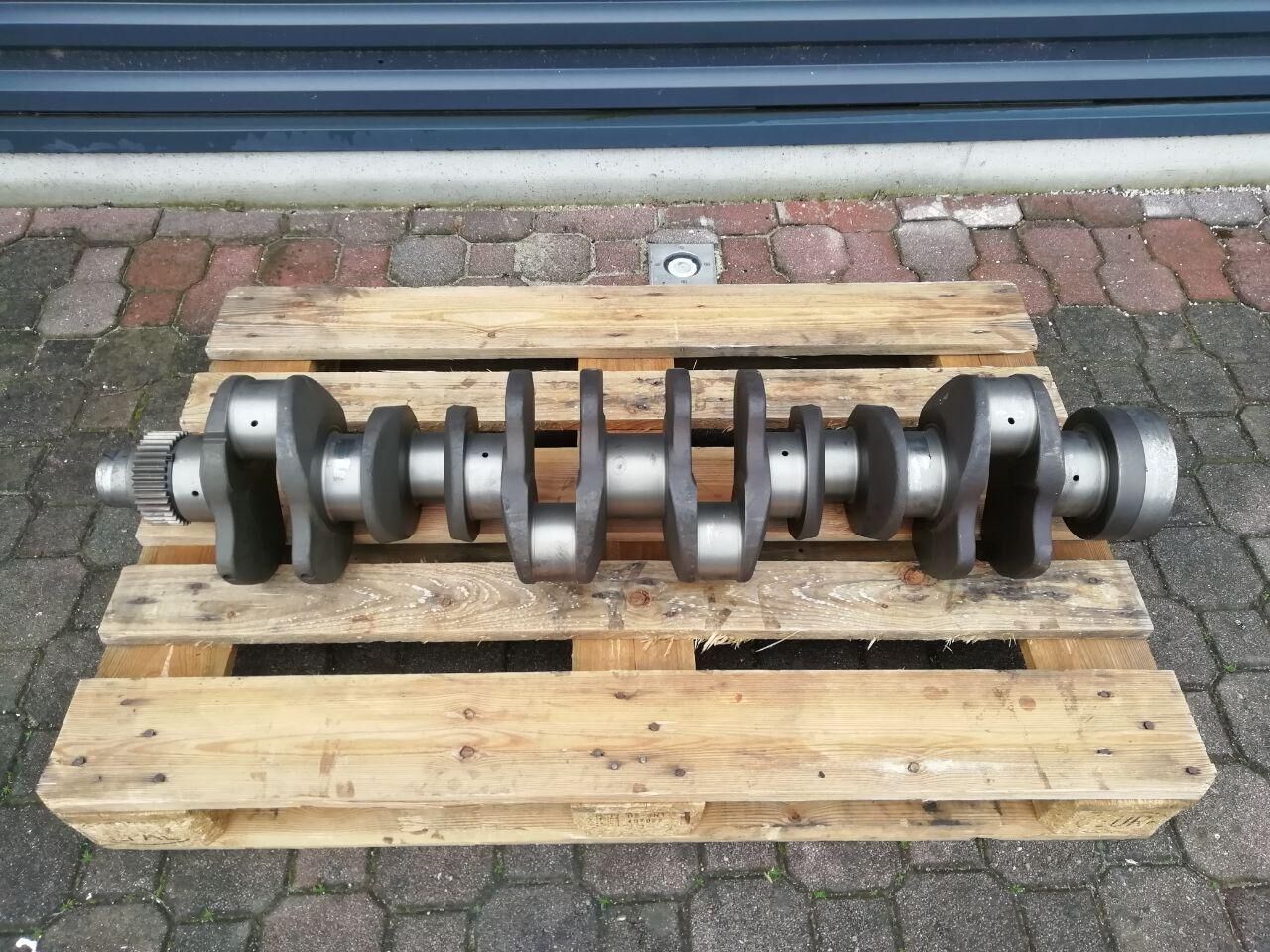 DAF 1291804 1653898 crankshaft DAF XF95 480 hp / PS Euro 3 truck