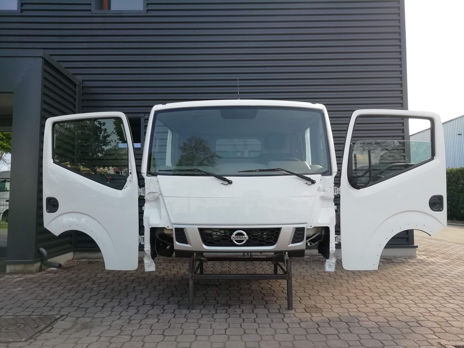 NISSAN NT400 truck