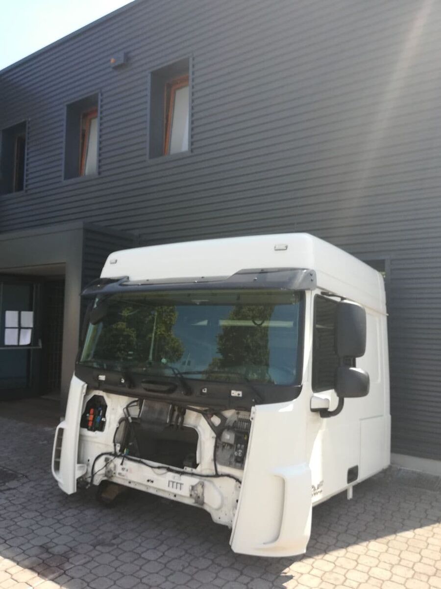 DAF XF106 E6 Space Cab 2012-> cabin DAF XF 106 Medium Roof truck tractor