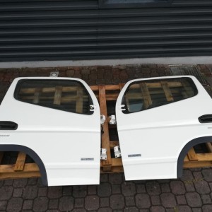 MITSUBISHI FUSO complete RH + LH door Mitsubishi Fuso CANTER commercial vehicle - light truck
