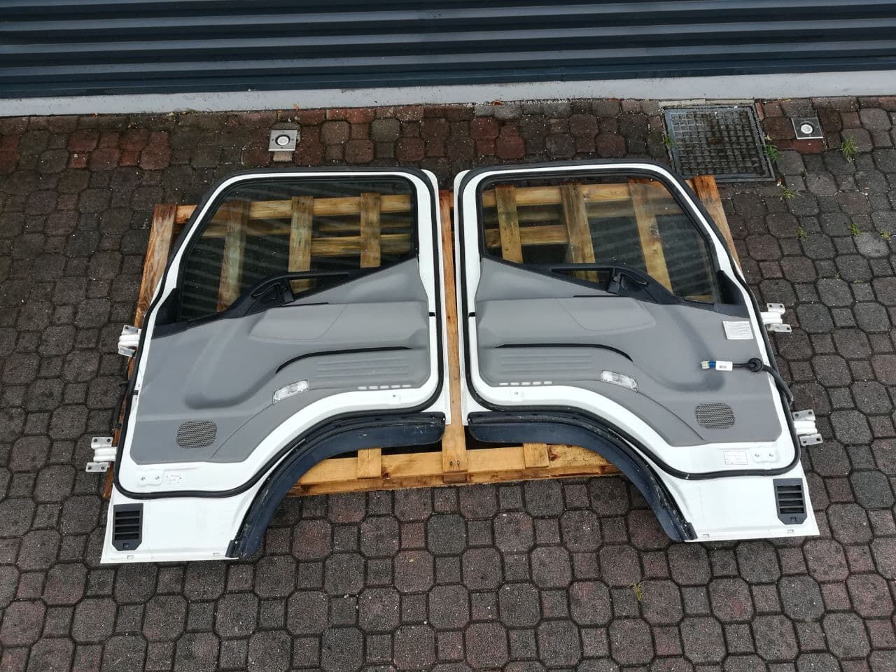 MITSUBISHI FUSO complete RH + LH door Mitsubishi Fuso CANTER commercial vehicle - light truck