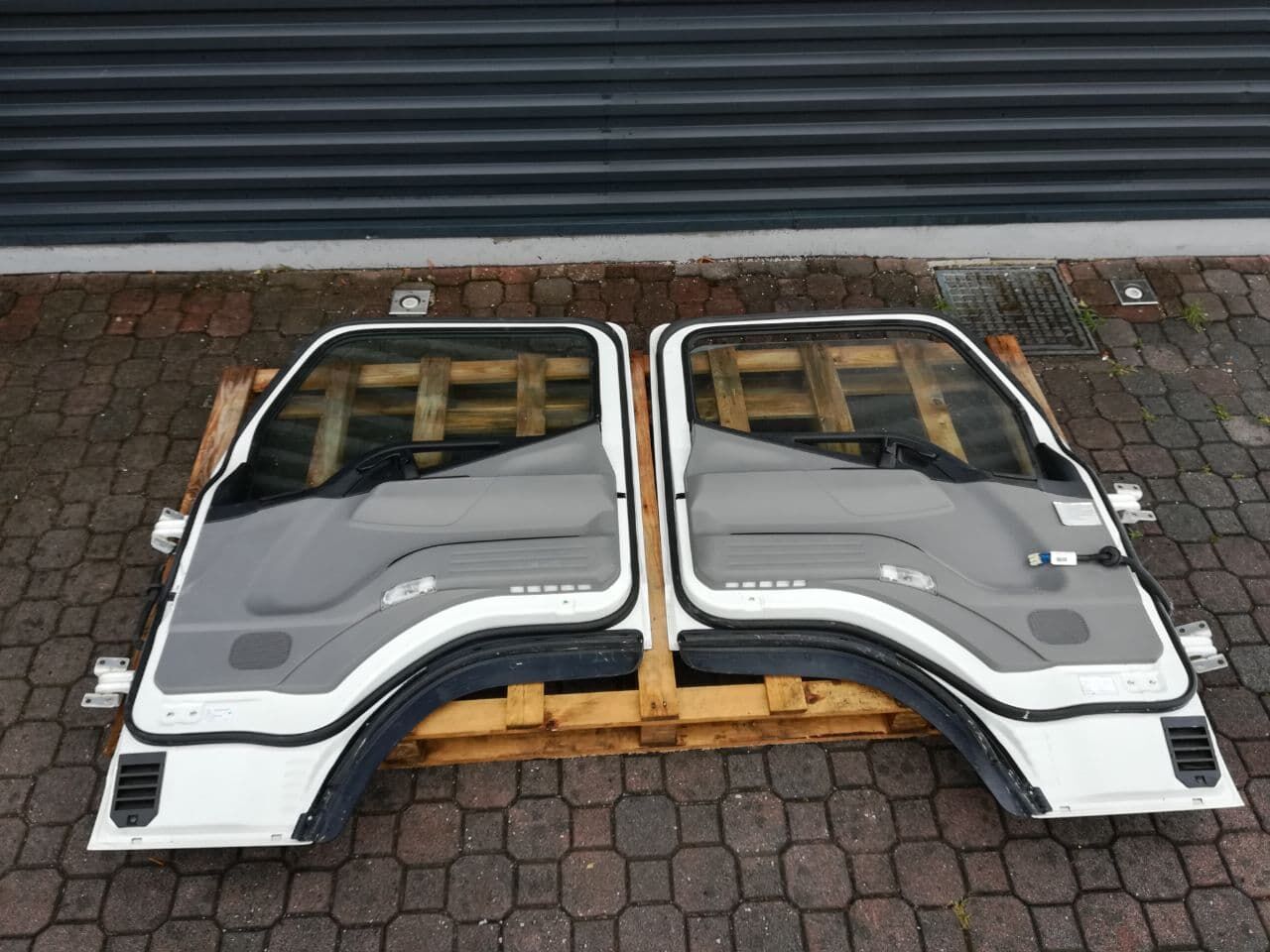 MITSUBISHI FUSO complete RH + LH door Mitsubishi Fuso CANTER commercial vehicle - light truck