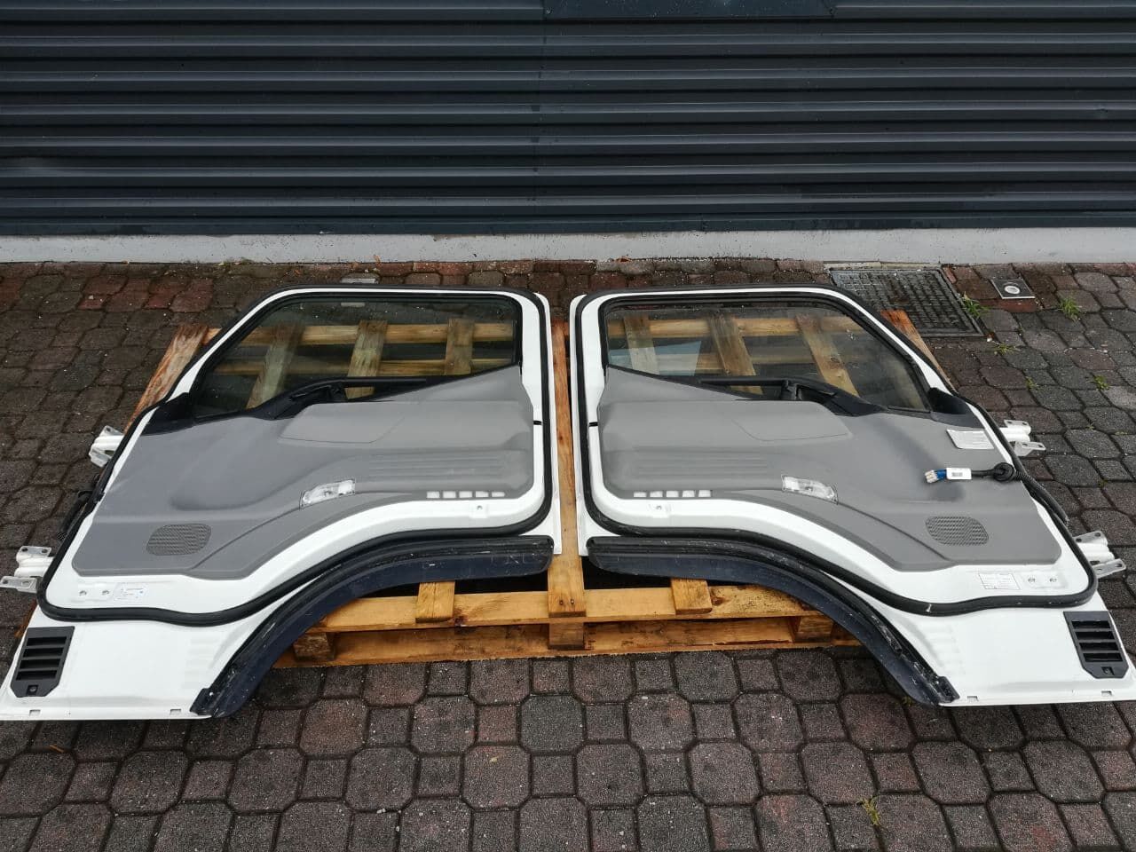 MITSUBISHI FUSO complete RH + LH door Mitsubishi Fuso CANTER commercial vehicle - light truck