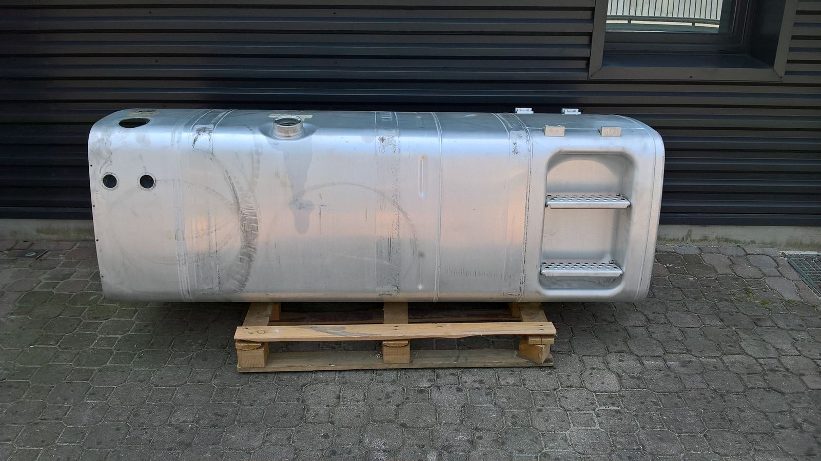 MAN TGS TGX 780L + 85L AdBlue fuel tank MAN TGX TGS FUEL TANK 780L + 85L truck