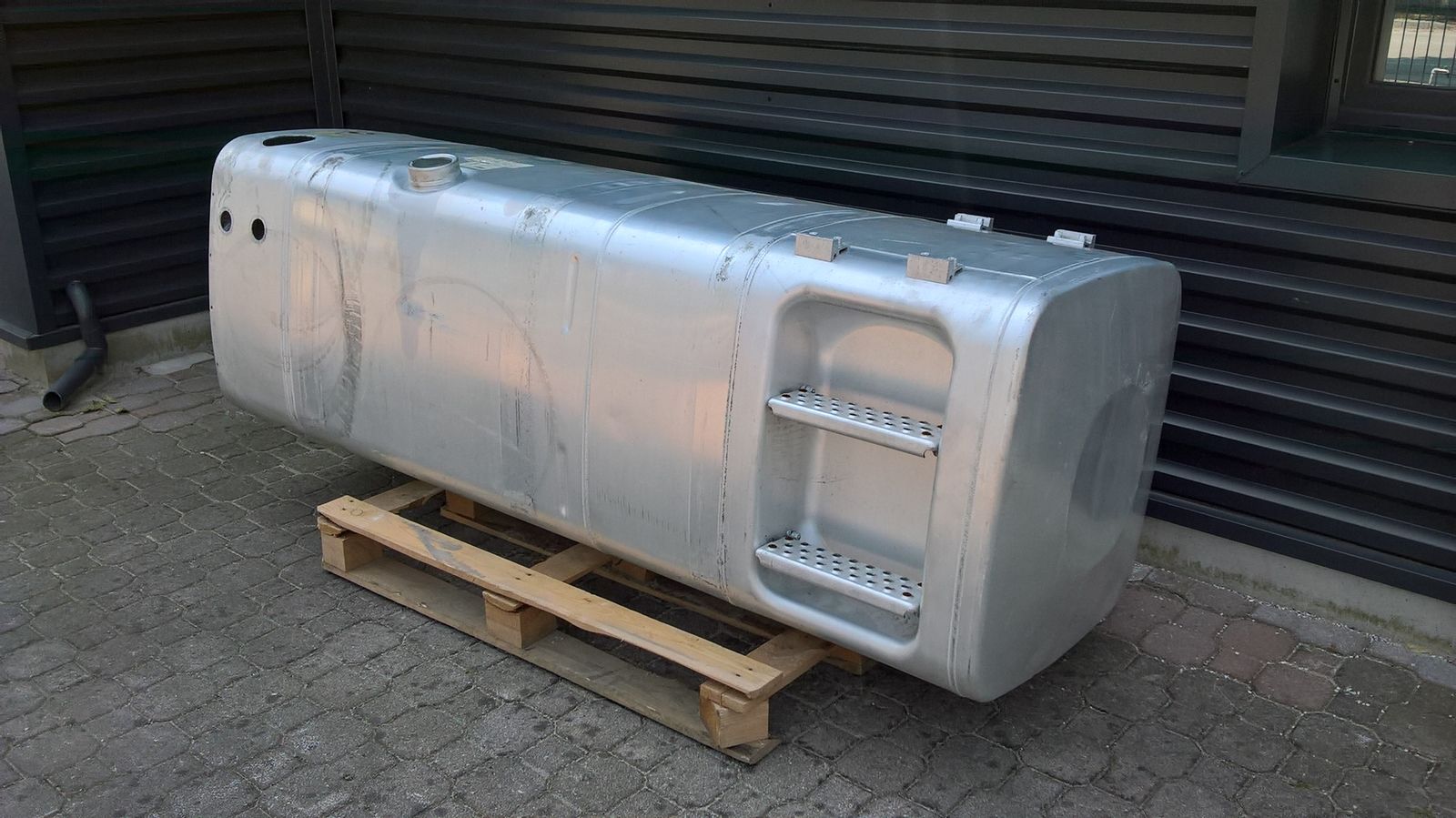 MAN TGS TGX 780L + 85L AdBlue fuel tank MAN TGX TGS FUEL TANK 780L + 85L truck